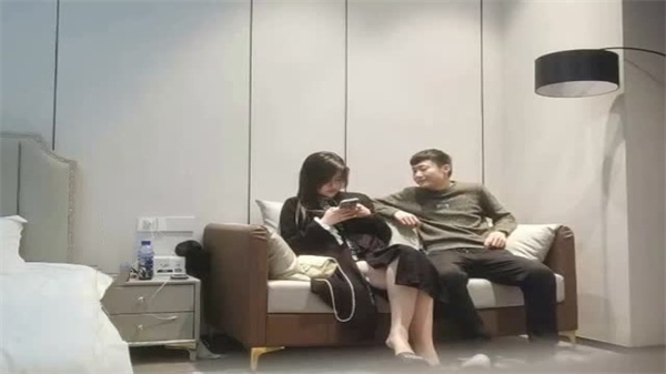 利哥探花：嫩白巨乳被肉棒疯狂抽插，极品尤物全程淫荡高潮！